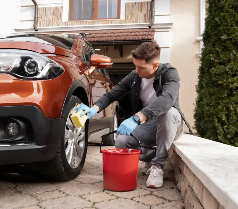 Lavage auto à domicile Septmoncel les Molunes : professionnel intervenant sur un véhicule